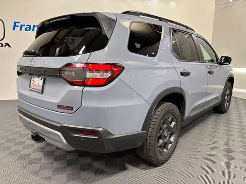 Used 2025 Honda Pilot TrailSport image 6