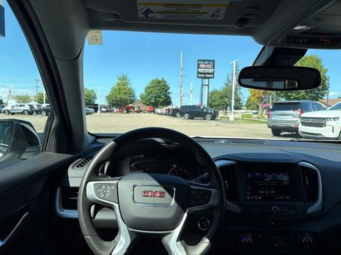 Used 2024 GMC Terrain SLE w/ Driver Convenience Package FWD image 27