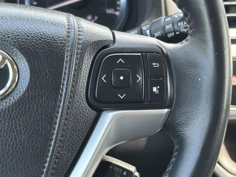 Used 2015 Toyota Highlander XLE AWD/4WD image 24
