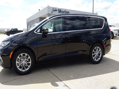 Used 2026 Chrysler Pacifica Limited FWD image 1