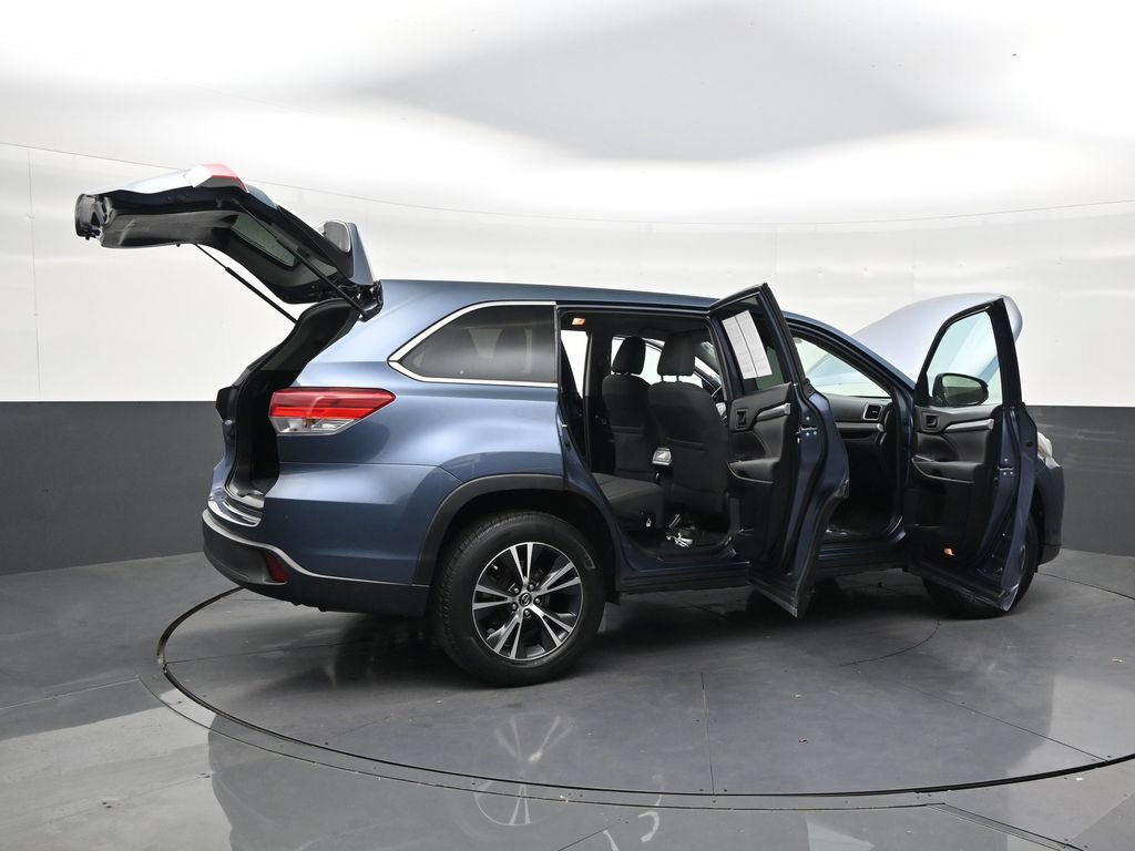Used 2018 Toyota Highlander LE FWD image 28