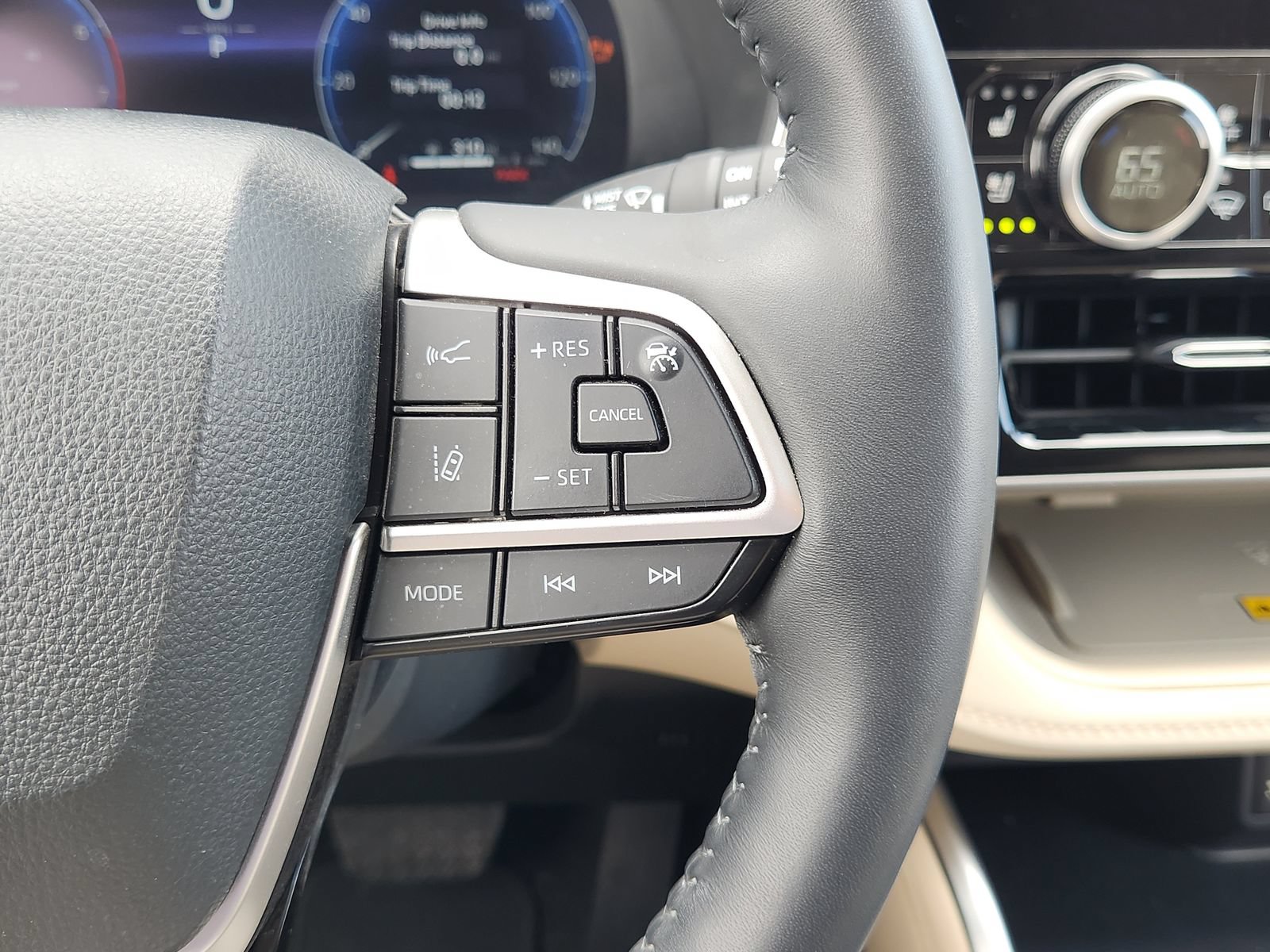 Used 2024 Toyota Highlander Limited AWD/4WD image 32