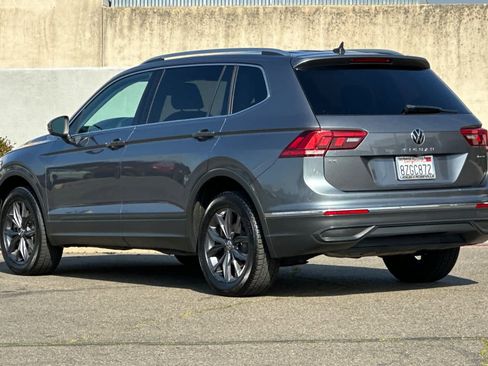 Used 2022 Volkswagen Tiguan SE w/ Panoramic Sunroof Package image 7