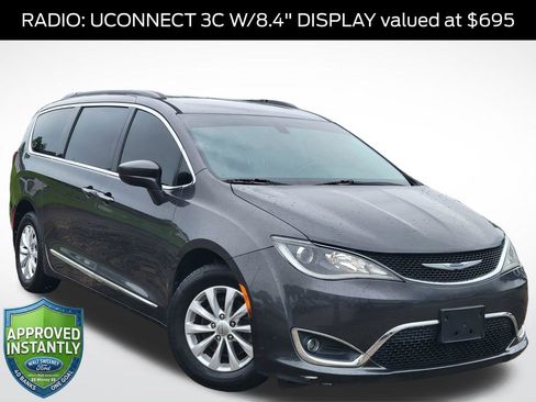 Used 2017 Chrysler Pacifica Touring-L FWD image 1