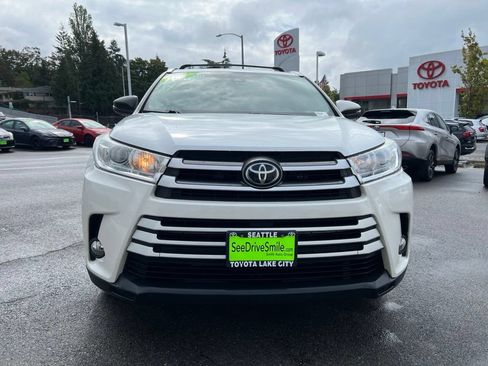 Used 2017 Toyota Highlander XLE AWD/4WD image 2