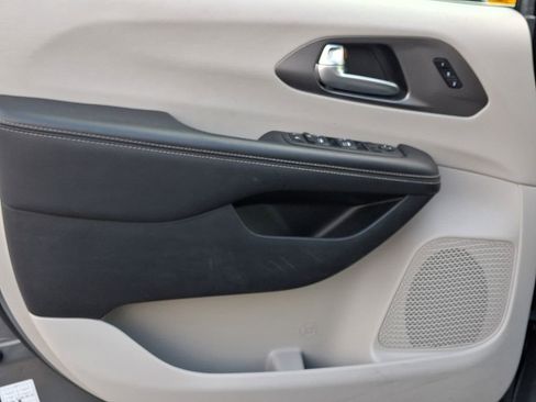 Used 2023 Chrysler Pacifica Touring-L image 10