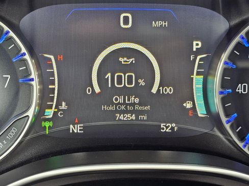 Used 2018 Chrysler Pacifica Limited w/ Tire & Wheel Group FWD image 29