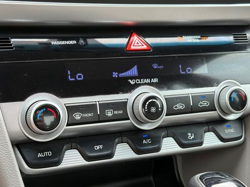 Used 2020 Hyundai Elantra SE FWD image 16