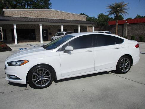 Used 2017 Ford Fusion SE w/ Equipment Group 201A image 1