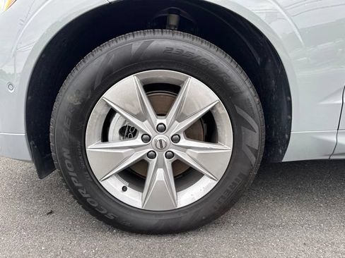 Used 2025 Volvo XC60 B5 Plus AWD/4WD image 9