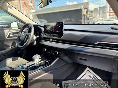 Used 2025 Mitsubishi Outlander SE AWD/4WD image 14