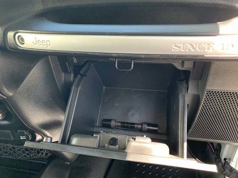 Used 2018 Jeep Wrangler Unlimited Sahara image 22