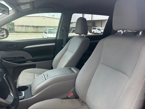 Used 2019 Toyota Highlander LE FWD image 9