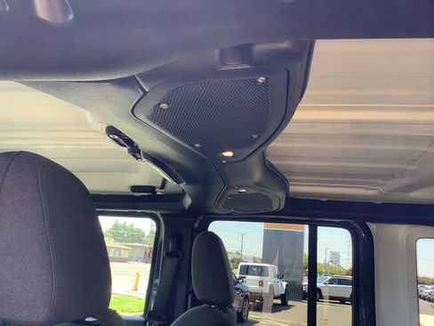 Used 2025 Jeep Wrangler Unlimited Rubicon w/ Convenience Group AWD/4WD image 28