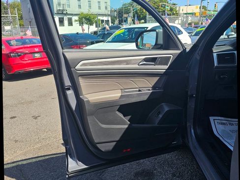 Used 2021 Volkswagen Atlas Cross Sport SE w/ Panoramic Sunroof Package image 11