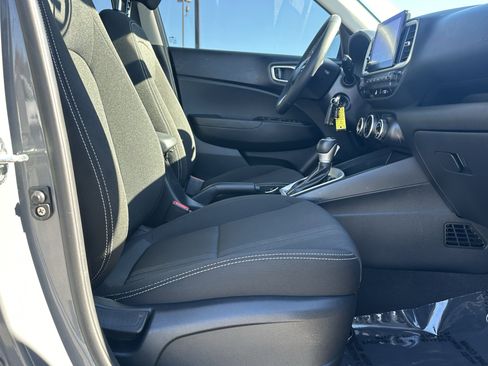 Used 2023 Hyundai Venue SEL image 16