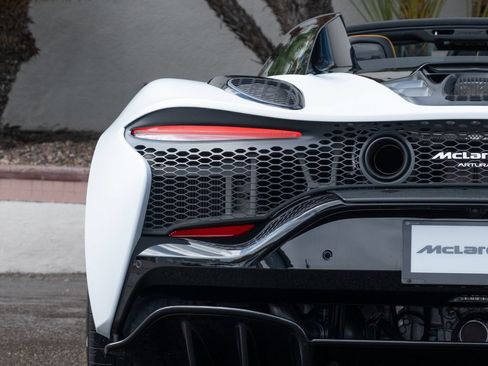 Used 2025 McLaren Artura Spider RWD image 30
