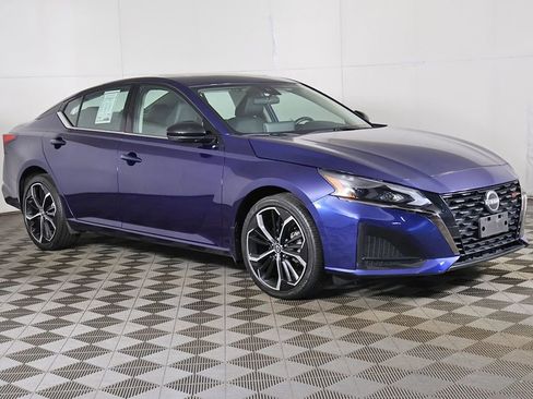 Used 2024 Nissan Altima 2.5 SR w/ SR Premium Package AWD/4WD image 2