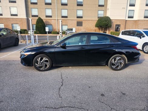 Used 2025 Hyundai Elantra SEL image 2