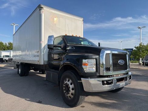 Used 2016 Ford F750 2WD Regular Cab Super Duty image 1