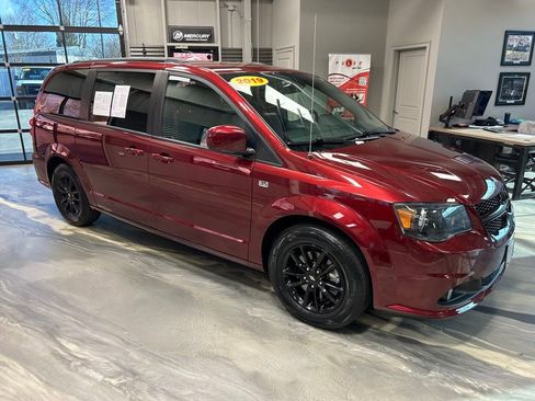 Used 2019 Dodge Grand Caravan SXT image 25
