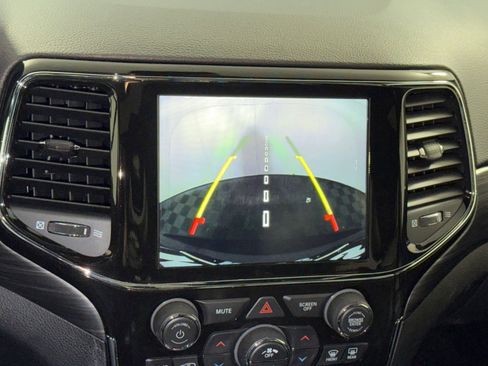 Used 2021 Jeep Grand Cherokee Laredo X image 19