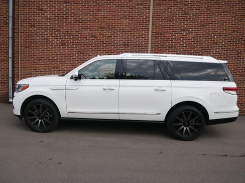 Used 2023 Lincoln Navigator L Reserve AWD/4WD image 2