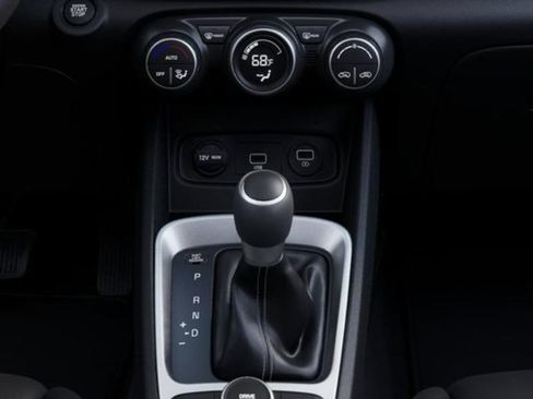 New 2025 Hyundai Venue SEL FWD image 16