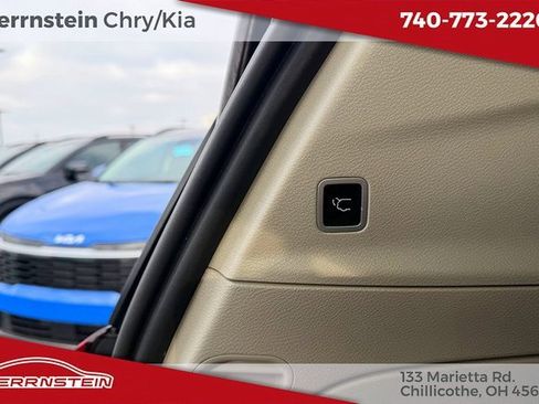 Used 2021 Chrysler Pacifica Touring-L image 26