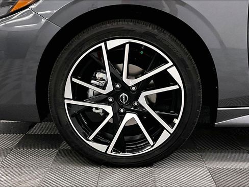New 2025 Nissan Sentra SR w/ SR Premium Package FWD image 12