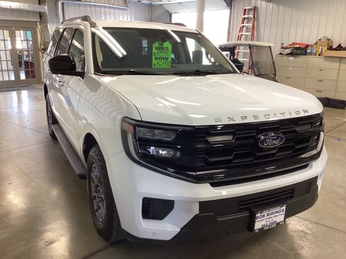 Used 2025 Ford Expedition Active AWD/4WD image 6