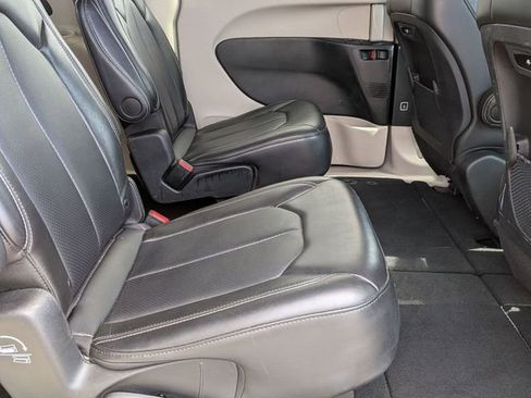 Used 2024 Chrysler Pacifica Touring-L image 29
