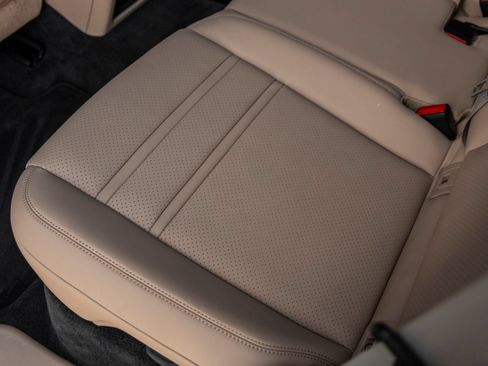 Certified 2023 Porsche Cayenne Platinum Edition AWD/4WD image 34