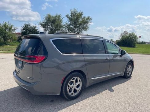 Used 2023 Chrysler Pacifica Limited FWD image 3