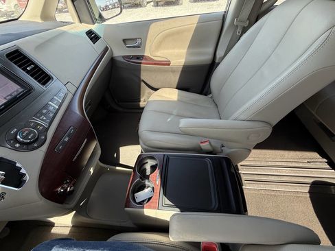 Used 2013 Toyota Sienna XLE FWD image 26