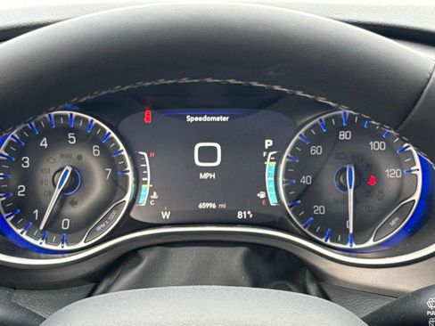 Used 2024 Chrysler Pacifica Touring-L FWD image 10