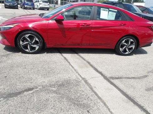 Used 2023 Hyundai Elantra SEL w/ Convenience Package FWD image 4