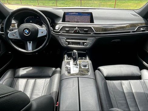 Used 2022 BMW 740i w/ M Sport Package image 17