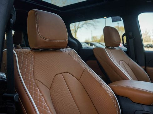 New 2026 Chrysler Pacifica Pinnacle AWD/4WD image 12
