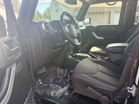 Used 2018 Jeep Wrangler Unlimited Sahara AWD/4WD image 14