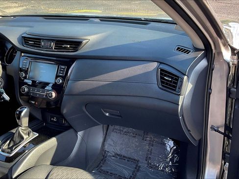 Used 2018 Nissan Rogue S image 17