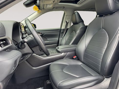 Used 2021 Toyota Highlander XLE image 9