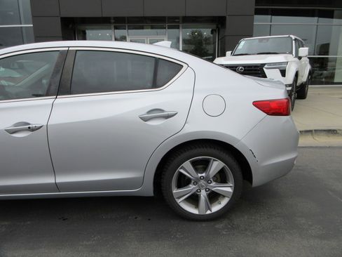 Used 2013 Acura ILX w/ Premium Package FWD image 4