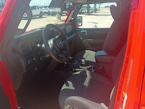 Used 2025 Jeep Wrangler Unlimited Rubicon w/ Convenience Group AWD/4WD image 4
