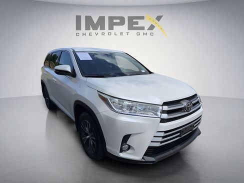 Used 2019 Toyota Highlander Plus AWD/4WD image 5