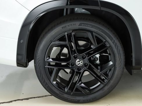 New 2026 Volkswagen Tiguan SE R-Line FWD image 13