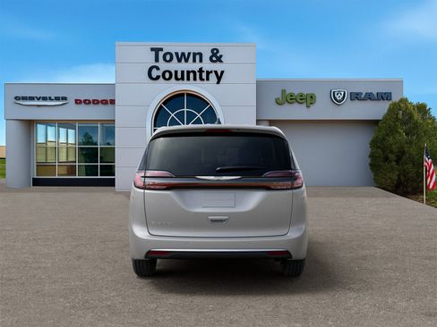 New 2026 Chrysler Pacifica Select image 7
