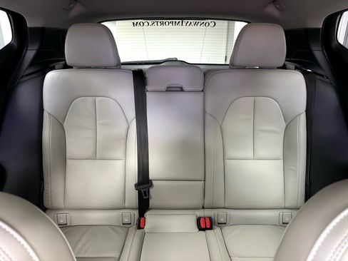 Used 2022 Volvo XC40 T5 Momentum image 34