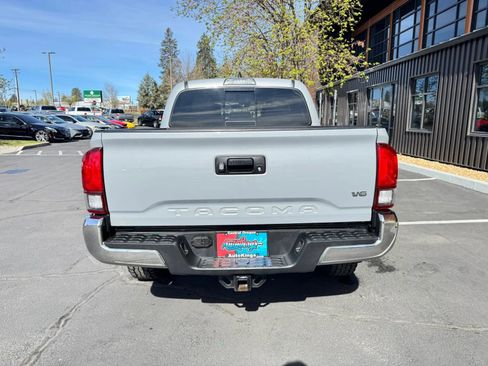Used 2019 Toyota Tacoma TRD Off-Road AWD/4WD image 4