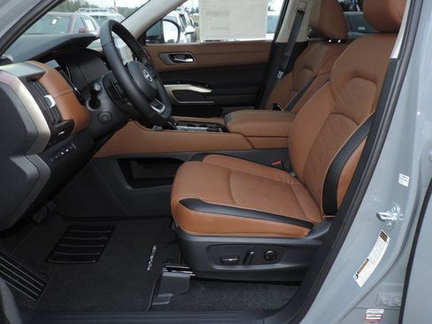 New 2025 Nissan Pathfinder Platinum w/ Cargo Package image 18